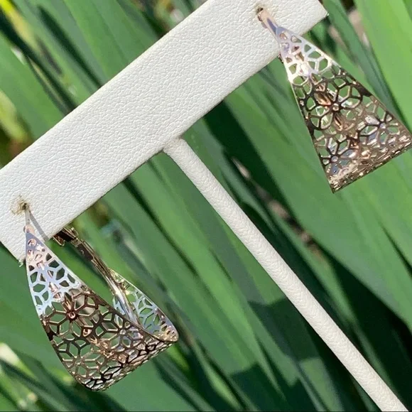 Rose gold tone hoop earrings floral cutout design new coastal cowgirl boho - Picture 11 of 11